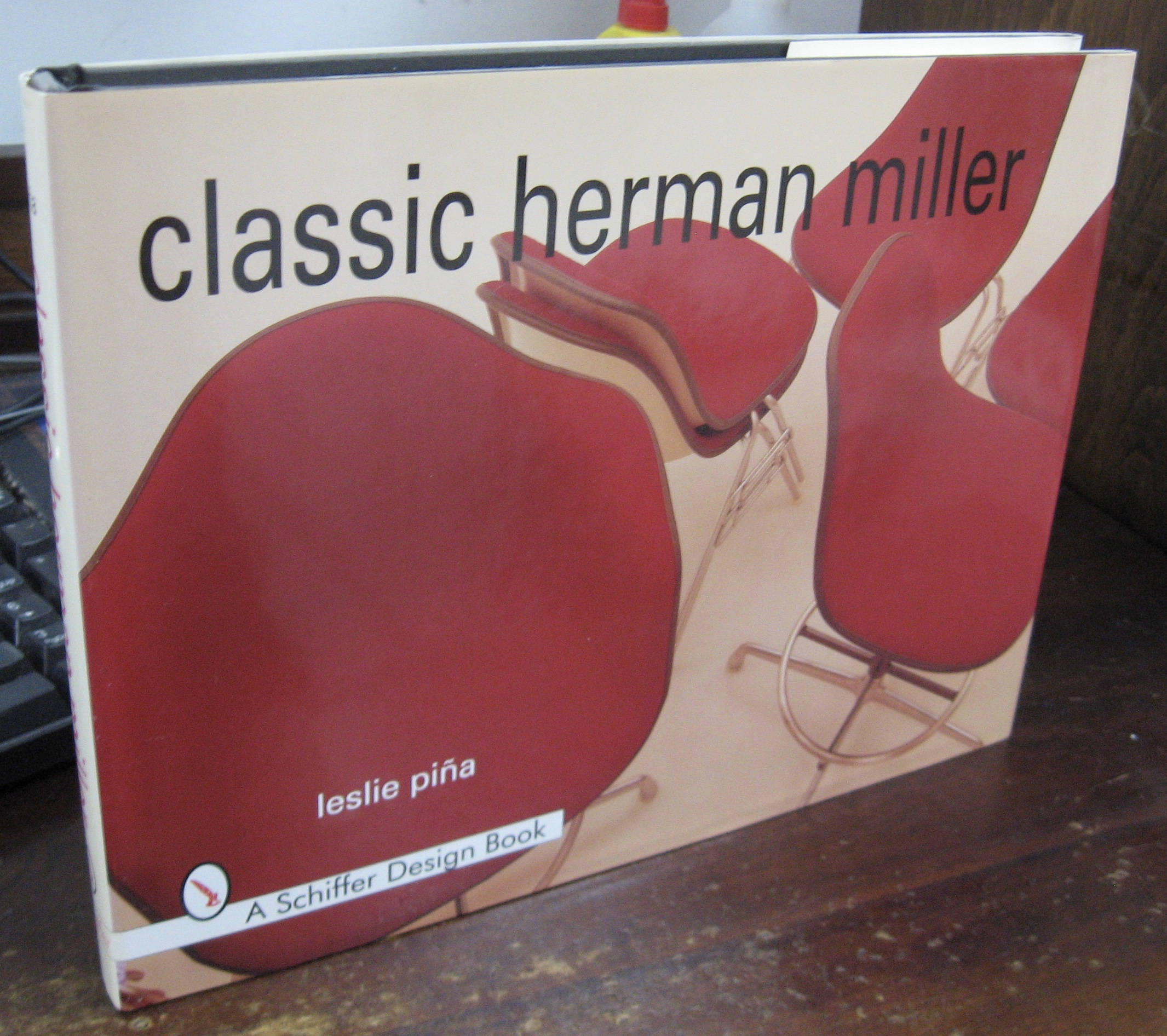 人気商品は Classic Herman Miller by Pina, Leslie: Very Good Hardcover 洋書