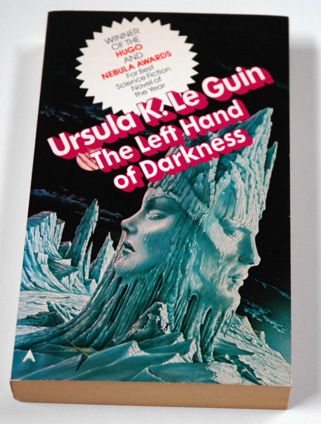 La mano sinistra delle tenebre by Ursula K. Le Guin La mano sinistra delle tenebre by Ursula K. Le Guin
