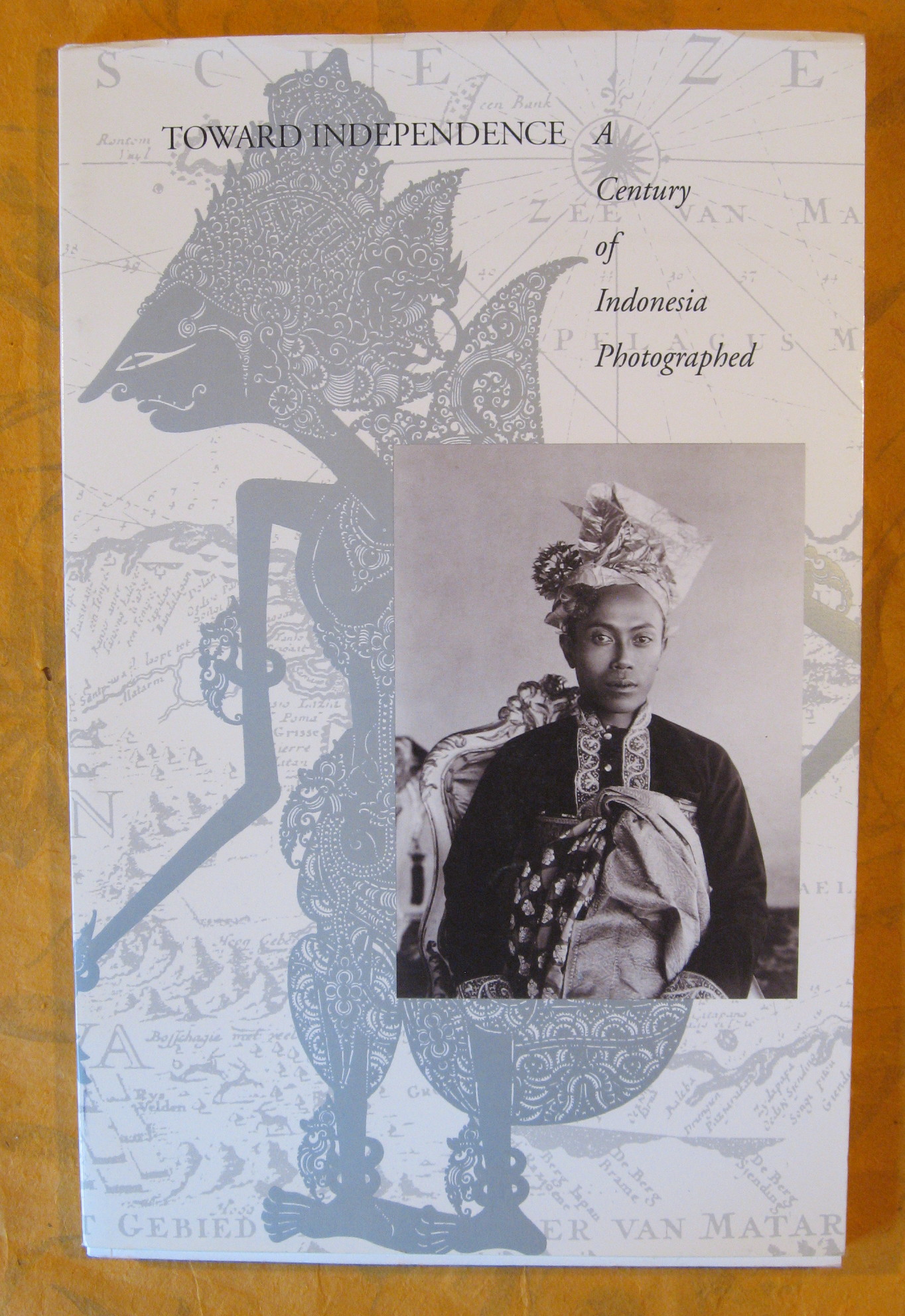 Toward Independence: A Century of Indonesia Photographed - Crystal, Eric, Moeshart, H.J. John Bloom, Pauline Lunsingh Scheurleer, Jan Fontein, Perter Kors, Hedi Hinzler et al.