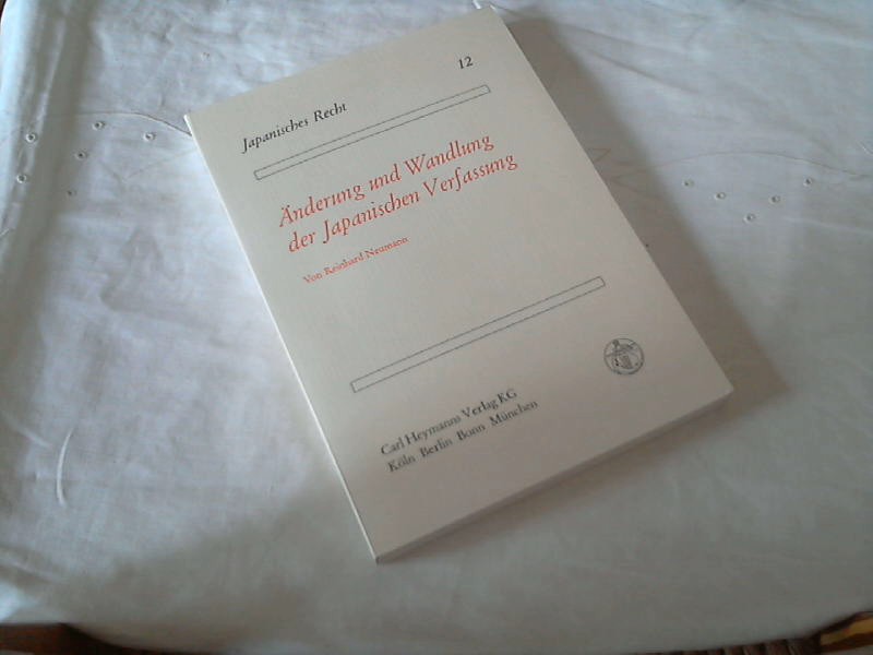 Änderung und Wandlung der japanischen Verfassung. von / Japanisches Recht ; Bd. 12 - Neumann, Reinhard