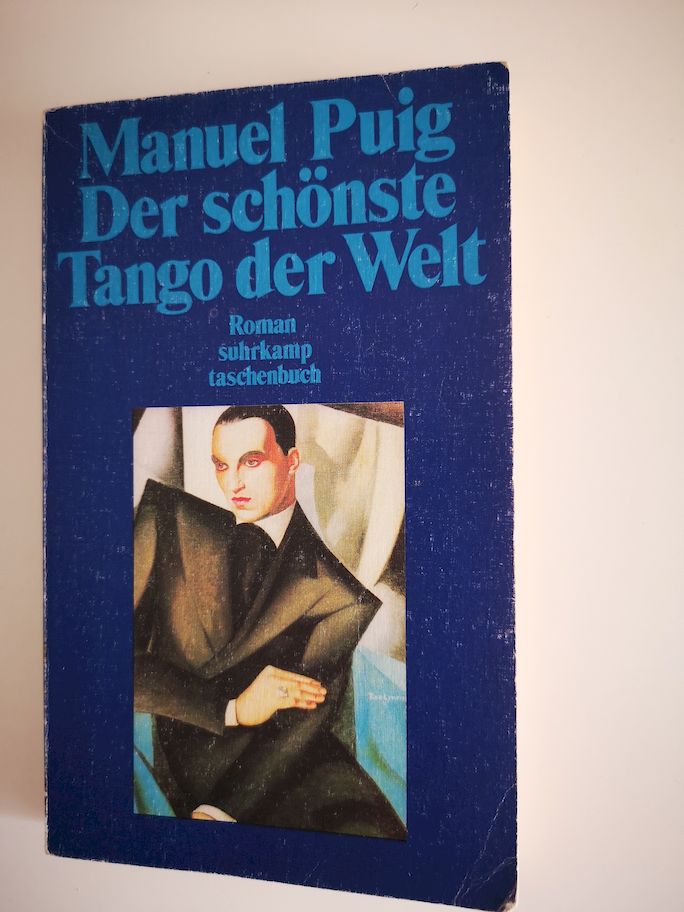 Der schönste Tango der Welt : ein Fortsetzungsroman. [Dt. von Adelheid Hanke-Schaefer] / Suhrkamp Taschenbuch ; 474 - Puig, Manuel