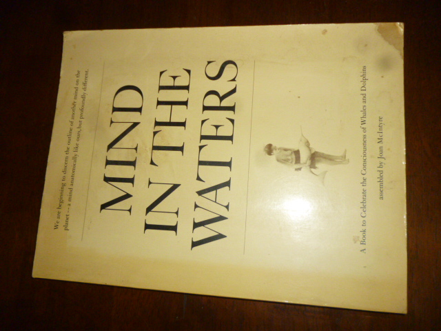 Mind in the Waters: A Book to Celebrate the Consciousness of Whales and Dolphins - McIntyre, Joan