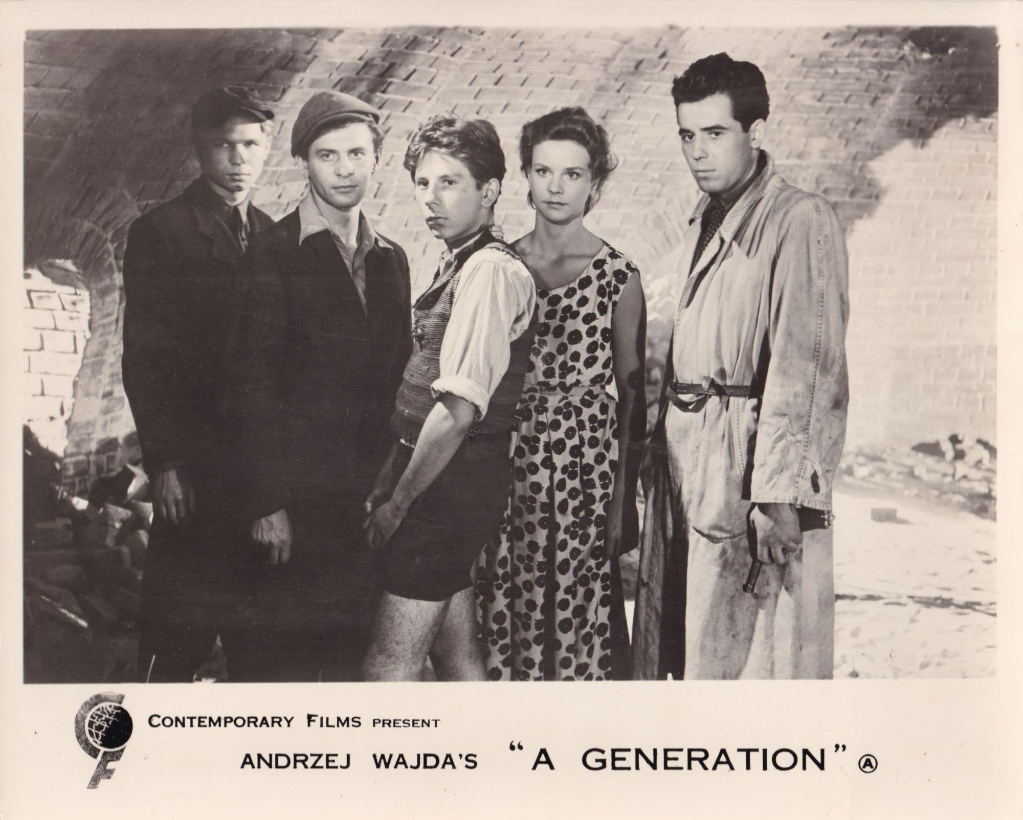 A Generation (Original photograph from the 1955 Polish film) von Andrzej Wajda (director); Roman Polanski (starring); Bohdan Czeszko (novel, screenwriter); Tadeusz Lomnicki, Urszula Modrzynska, Tadeusz Janczar, Janusz Paluszkiewicz, Ryszard Kotys: (1955) |