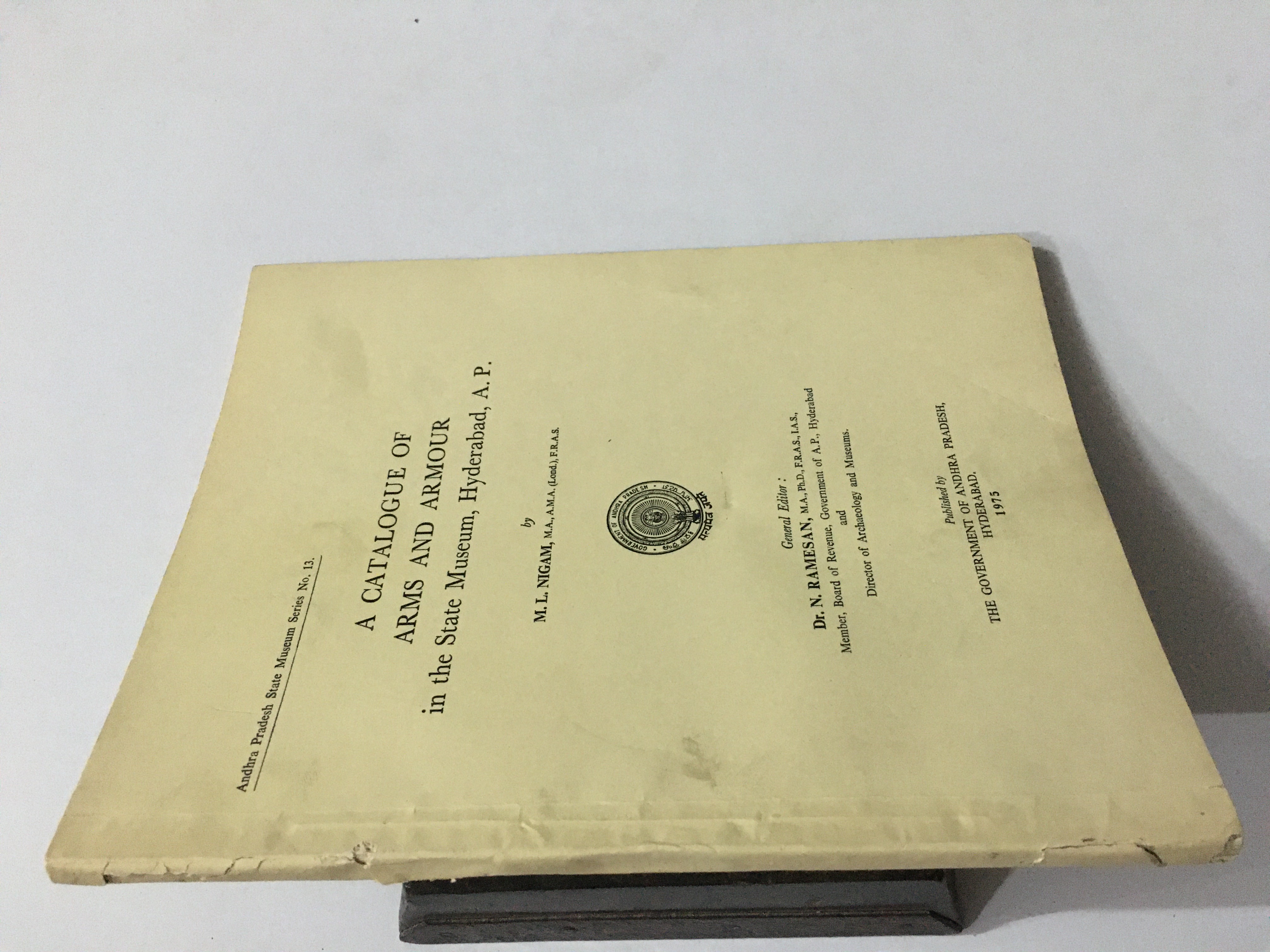 A Catalogue Of Arms And Armour In The State Museum Hyderabad by M L