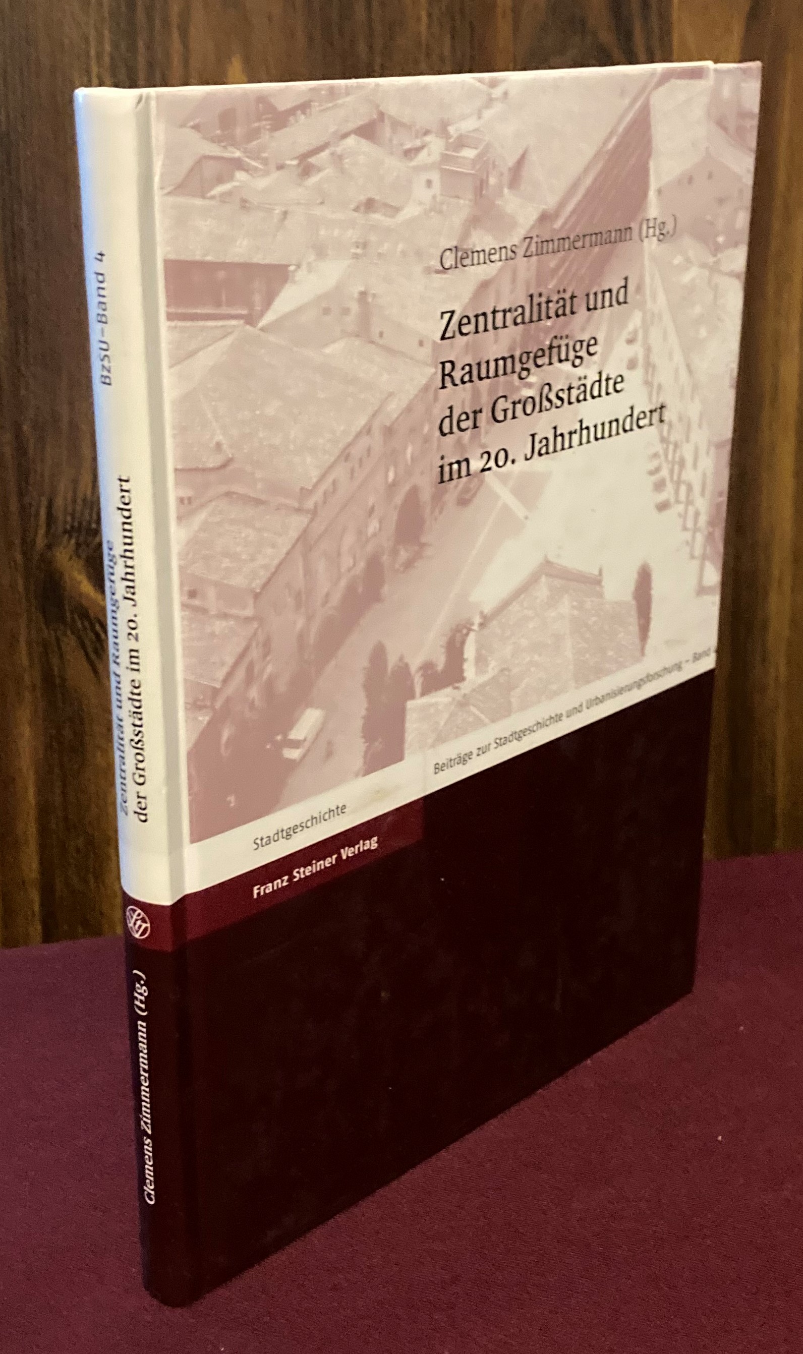 Zentralitat und Raumgefuege der Groastadte im 20. Jahr¡hundert (Beitrage Zur Stadtgeschichte Und Urbanisierungsforschung) - Clemens Zimmermann (Editor)