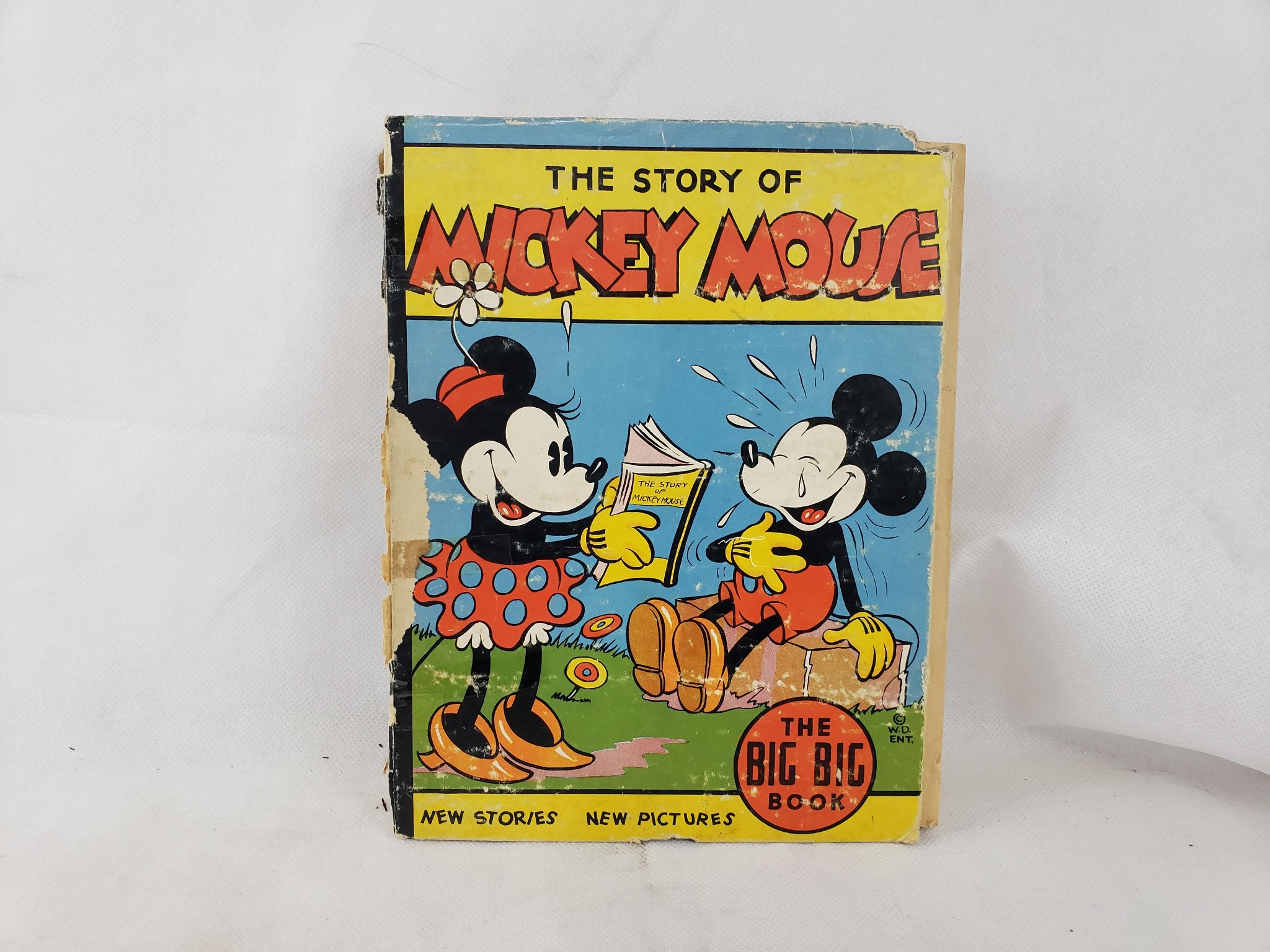 Mouse story. Mickey Mouse 1934. Винтаж Микки Маус. Мики Маус жевачка салатовая. Мики Маус жевачка зеленая.