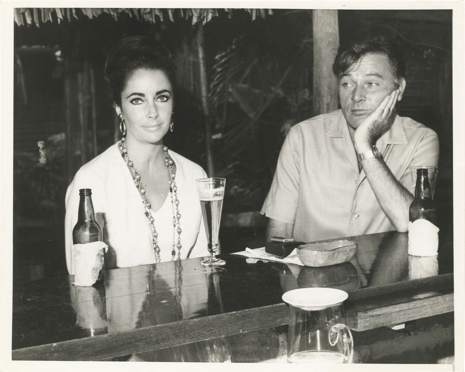 Original photograph of Elizabeth Taylor and Richard Burton, 1963 von ...