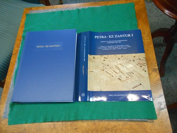 Petra, Ez Zantur; Ergebnisse der schweizerisch-liechtensteinischen Ausgrabungen 1988 - 1992. Aus der Reihe: Terra archaeologica; Band 2. - Bignasca, Andrea (Mitwirkender)