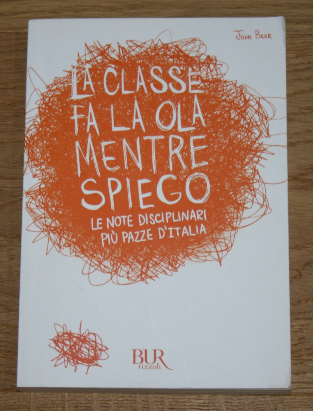 La Classe fa la ola mentre Spiego. Le Note Disciplinari Piu Pazze d'Italia. - Beer, John