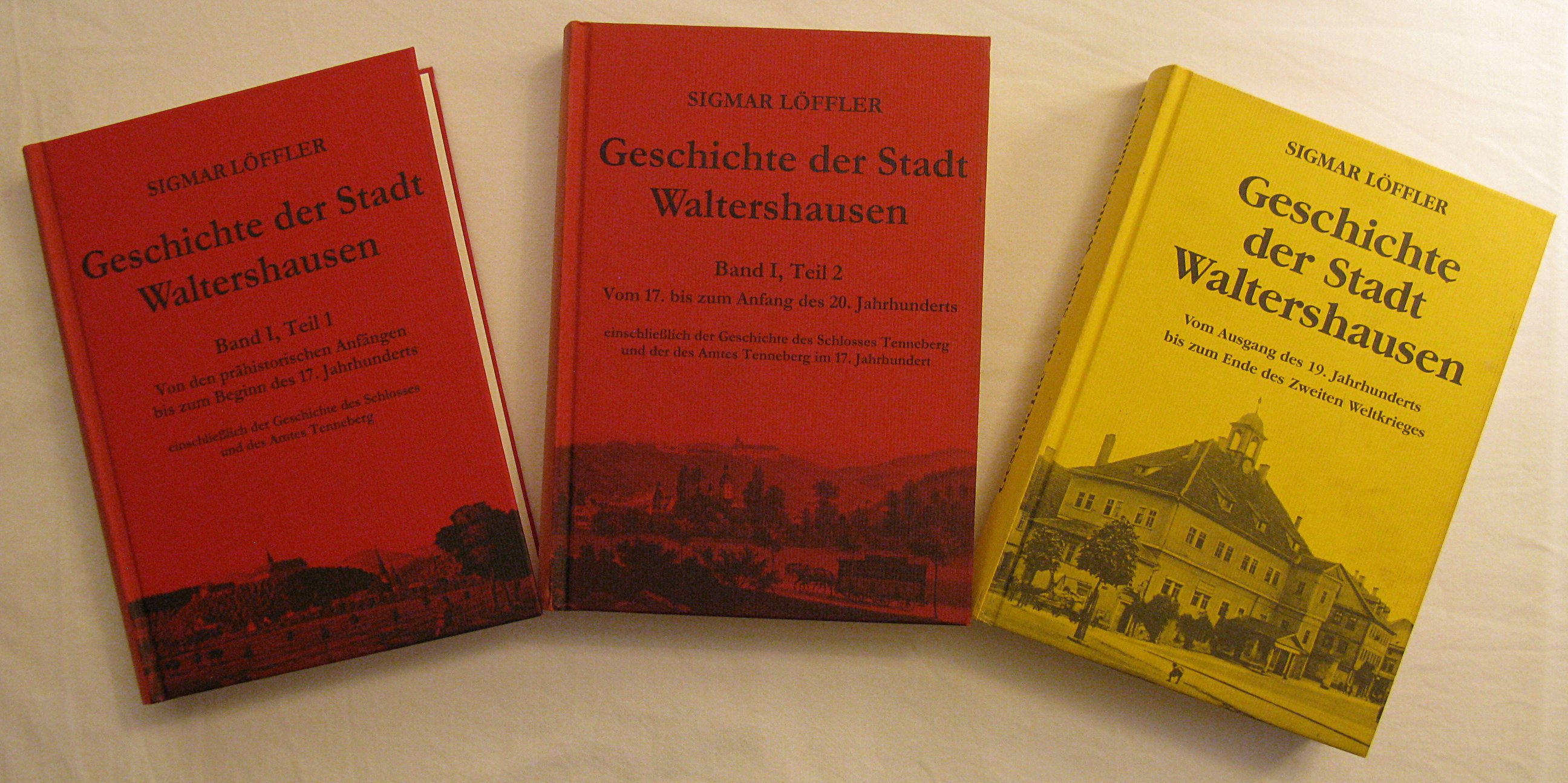 Geschichte der Stadt Waltershausen. Band I, Teil 1. Von den Anfängen bis zum Beginn des 17. Jahrhunderts einschließlich der Geschichte des Schlosses und des Amtes Tenneberg mit einem Beitrag zur prähistorischen Zeit von Andreas Schreiner, herausgegeben von Lorenz G. Löffler. [u.] Band I, Teil 2. Vom 17. bis zum Anfang des 20. Jahrhunderts einschließlich der Geschichte des Schlosses sowie des Amtes Tenneberg im 17. Jahrhundert. [u.] Band II. Vom Ausgang des 19. Jahrhunderts bis zum Ende des Zweiten Weltkrieges. [3 von 3] - Löffler, Sigmar [1896 - 1977]