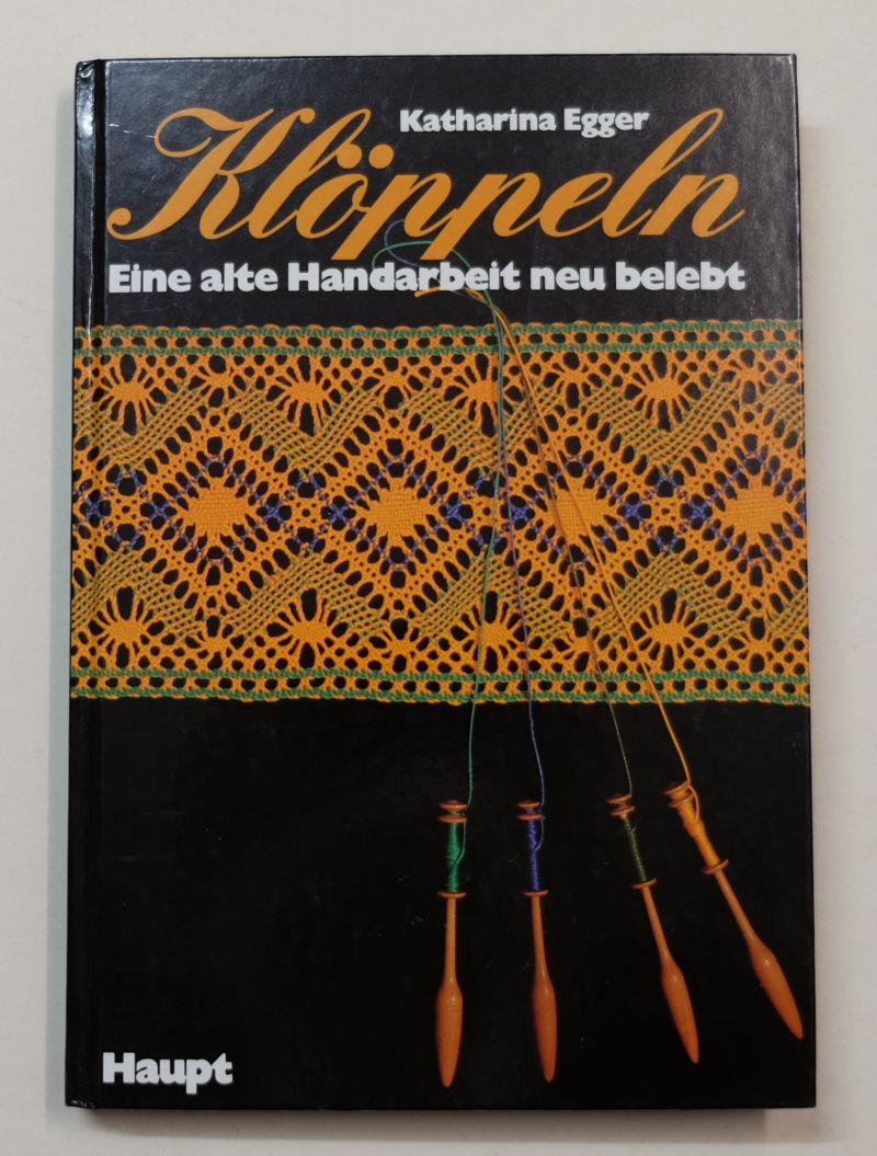 Klöppeln. Ein alte Handarbeit neu belebt. Ein gründlicher Lehrgang in Wort und Bild mit vielen Anregungen, Beispielen und 120 Musterbriefen mit 42 Ecken. - Egger, Katharina