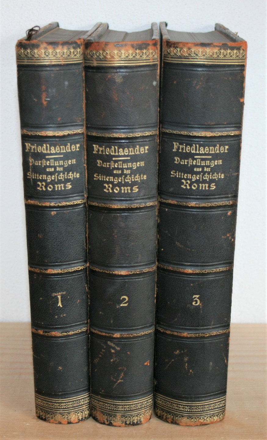 Darstellungen aus der Sittengeschichte Roms in der Zeit von August bis zum Ausgang der Antonine. Erster, Tweiter und Dritter Theil. - Friedlaender, Ludwig