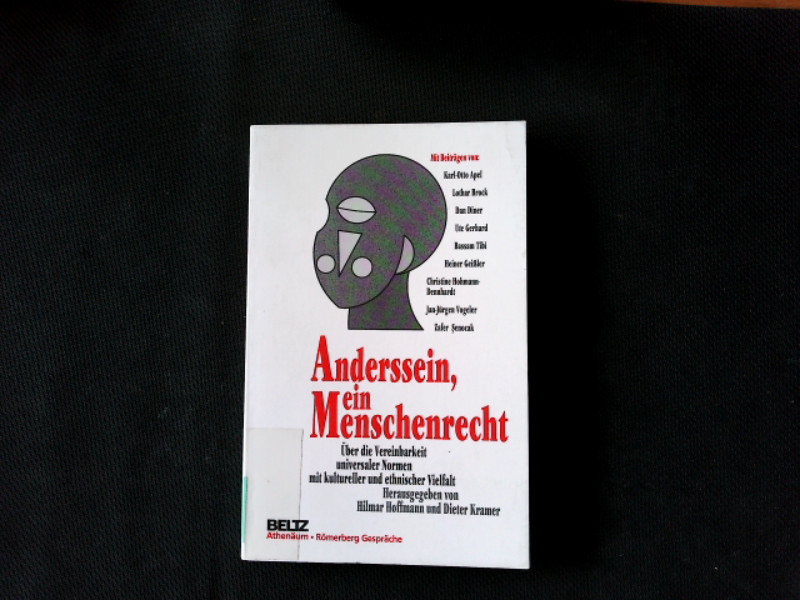 Anderssein, ein Menschenrecht. Über die Vereinbarkeit universaler Normen mit kultureller und ethnischer Vielfalt. - Hoffmann, Hilmar und Dieter Kramer,