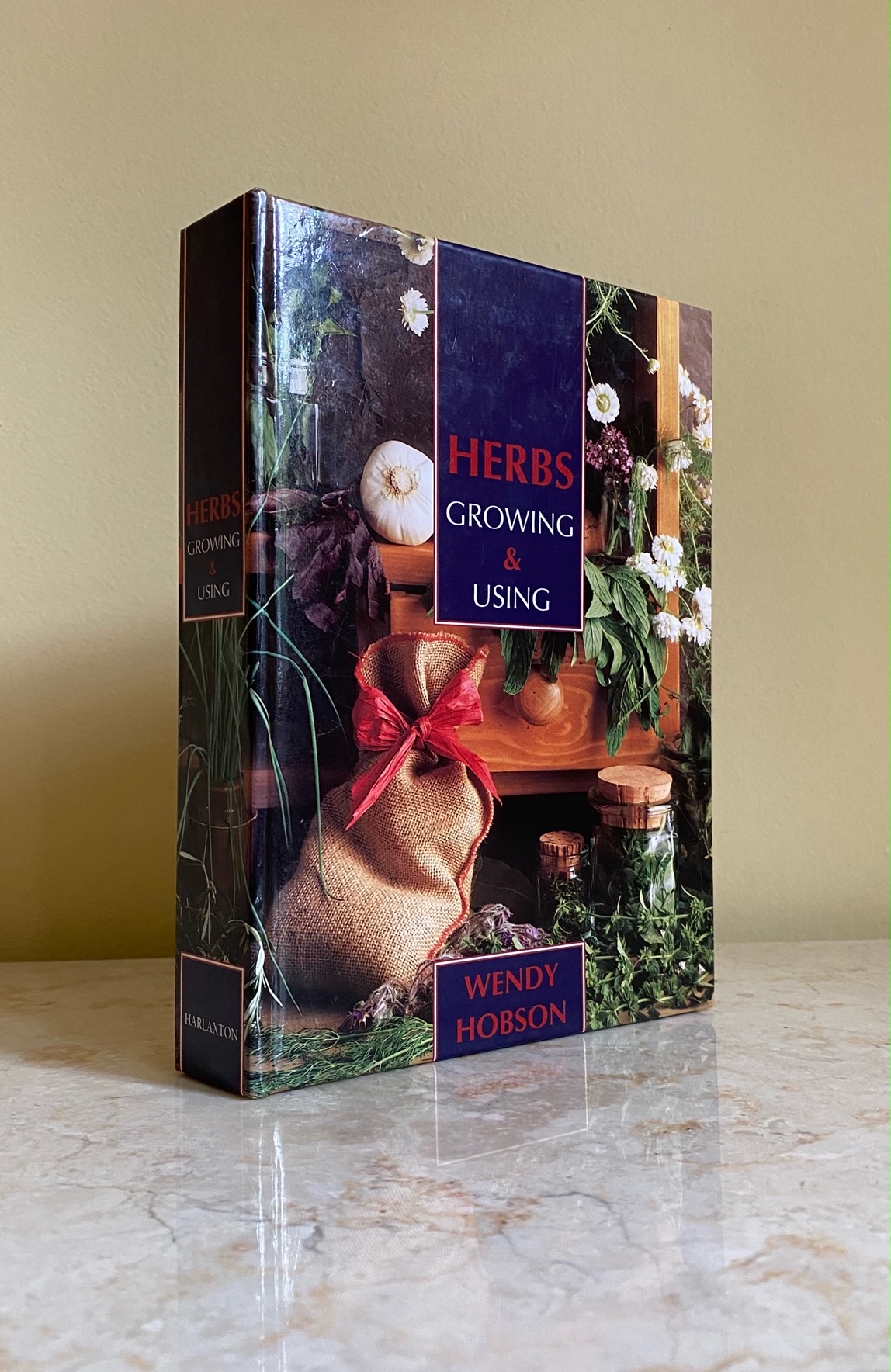 Herbs Growing and Using | Volume I: Growing; Volume 2: Using (2 Volumes) Hobson, Wendy [Très bon] [Couverture rigide]