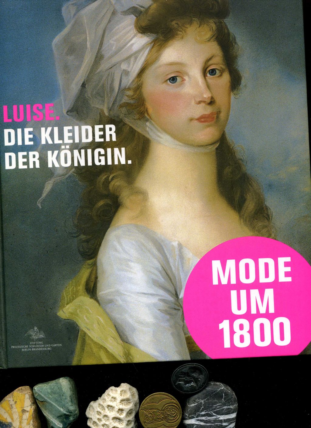 Luise. Die Kleider der Königin: Mode Schmuck und Acessoires am preußischen Hof um 1800. Katalog zur Ausstellung in Paretz, Schloß Paretz, 31.07.2010 - 31.10.2010. Mit 256 farbigen und 24 s/w Abbildungen. - Bärbel Hedinger