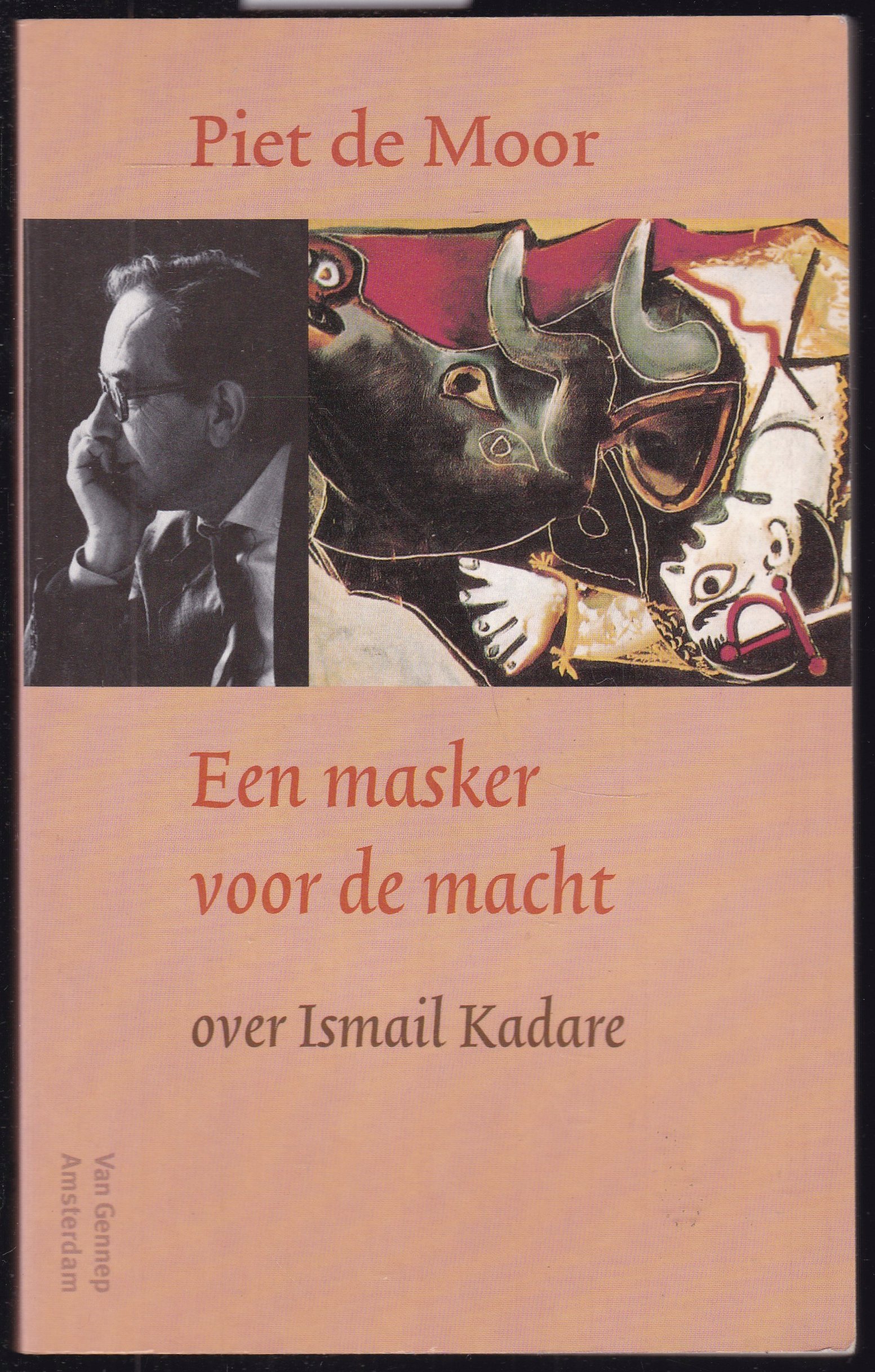 Een masker voor de macht. Over Ismail Kadare - Moor, Piet de