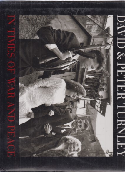 In Times of War and Peace. Photographs of David and Peter Turnley. Texts by Grazia Neri u.a. Ed. by Chiara Mariani u.a. - Turnley, David und Peter Turnley