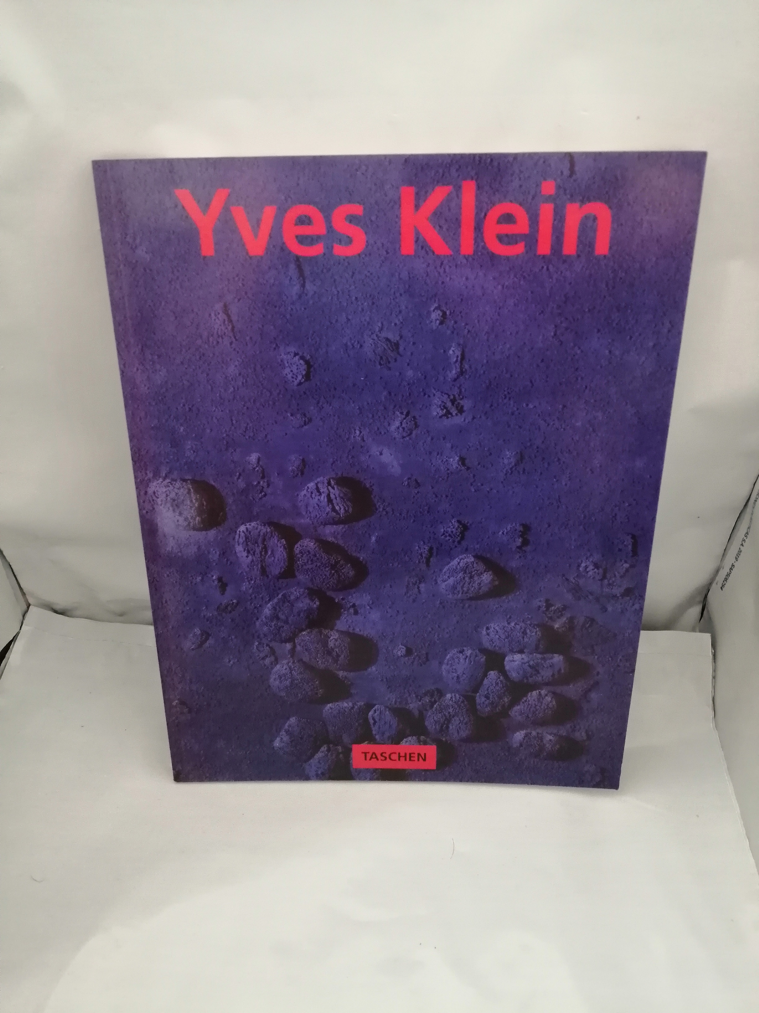 Yves Klein 1928-1962: International Klein Blue (Edición 30 x 23 cms en español) - Hannah Weitemeier