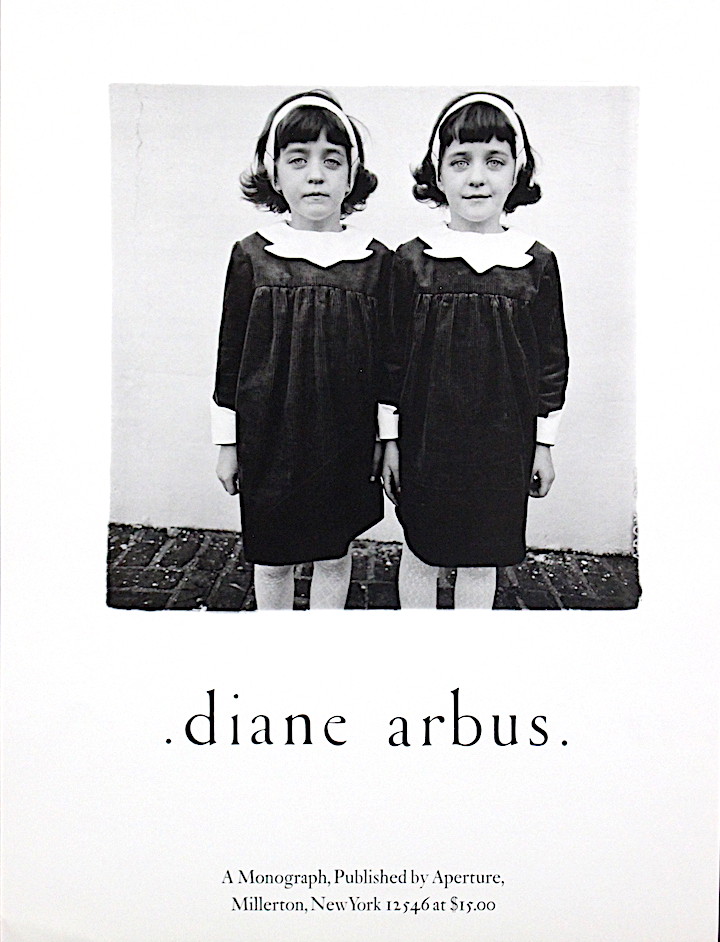 DIANE ARBUS - A MONOGRAPH / BLACK & WHITE PICTORIAL POSTER / TWINS da  Arbus, Diane: (1972) First Edition. | THE FINE BOOKS COMPANY / A.B.A.A /  1979