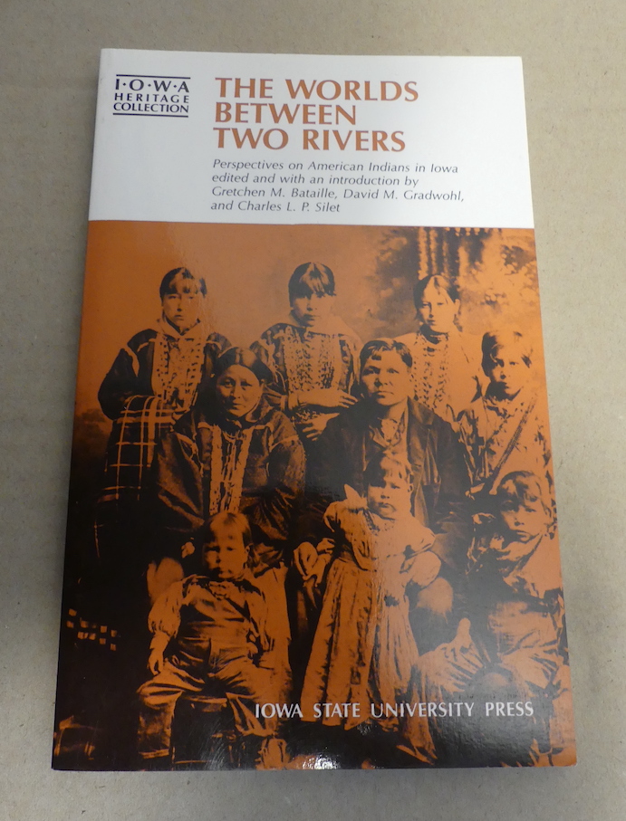 The Worlds between two Rivers. Perspectives on American Indians in Iowa /signed - Bataille, Gretchen M., Gradwohl, David M. and Charles L.P. Silet (Ed.)