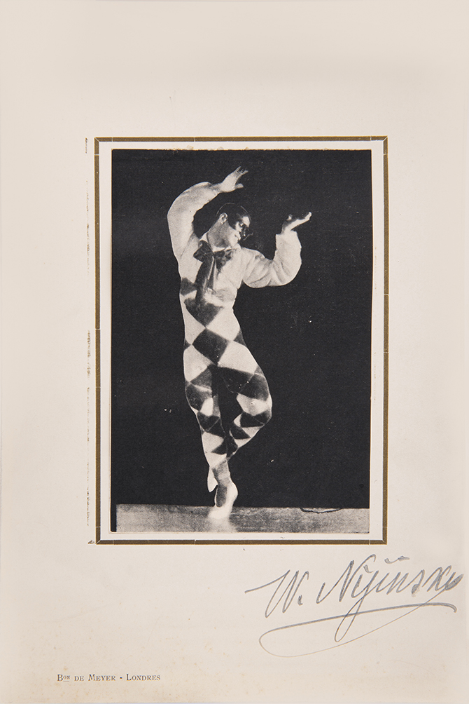 Birma Vlot in stand houden Photograph of Nijinsky in Carnaval. by [BALLETS RUSSES]. DE MEYER, Adolph.:  (1910) Signed by Author(s) Photograph | Shapero Rare Books