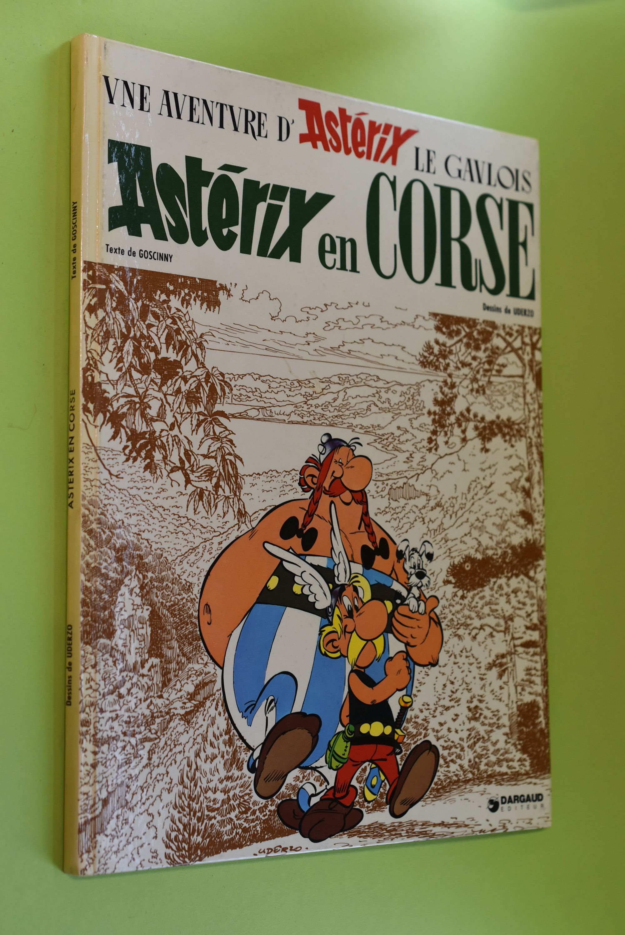 Une Aventure d`Asterix le Gaulois: Asterix en Corse Text von René Goscinny. Zeichn. von Albert Uderzo. - Goscinny, René und Albert Uderzo
