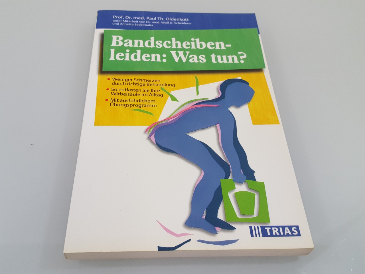 Bandscheibenleiden - was tun? : weniger Schmerzen durch die richtige Behandlung ; so entlasten Sie Ihre Wirbelsäule im Alltag ; mit ausführlichem Übungsprogramm / Paul Th. Oldenkott. Unter Mitarb. von Wolf D. Scheiderer und Annette Sedelmaier. [Textzeichn.: Friedrich Hartmann] - Oldenkott, Paul Theodor