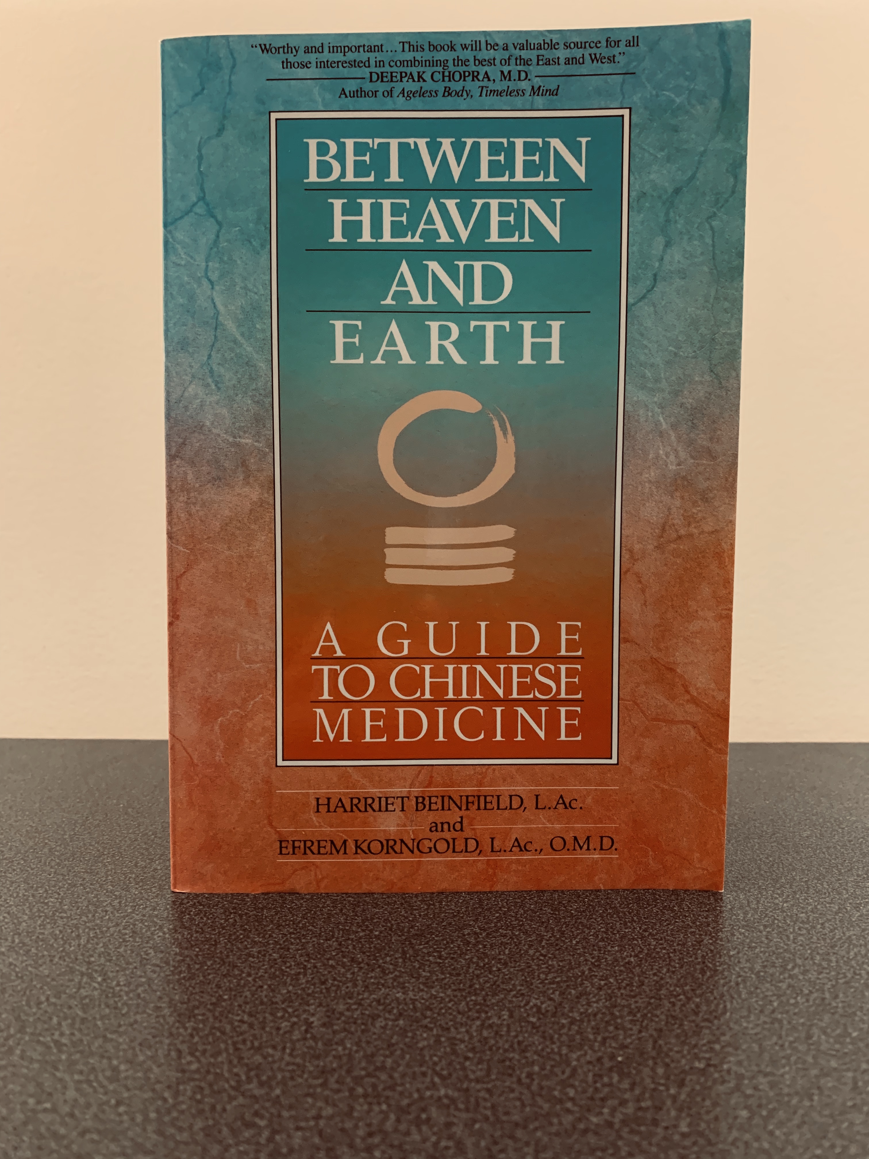 Between Heaven and Earth: A Guide to Chinese Medicine - Beinfield, Harriet, L.Ac.; Korngold, Efrem, L.Ac, O.M.D.