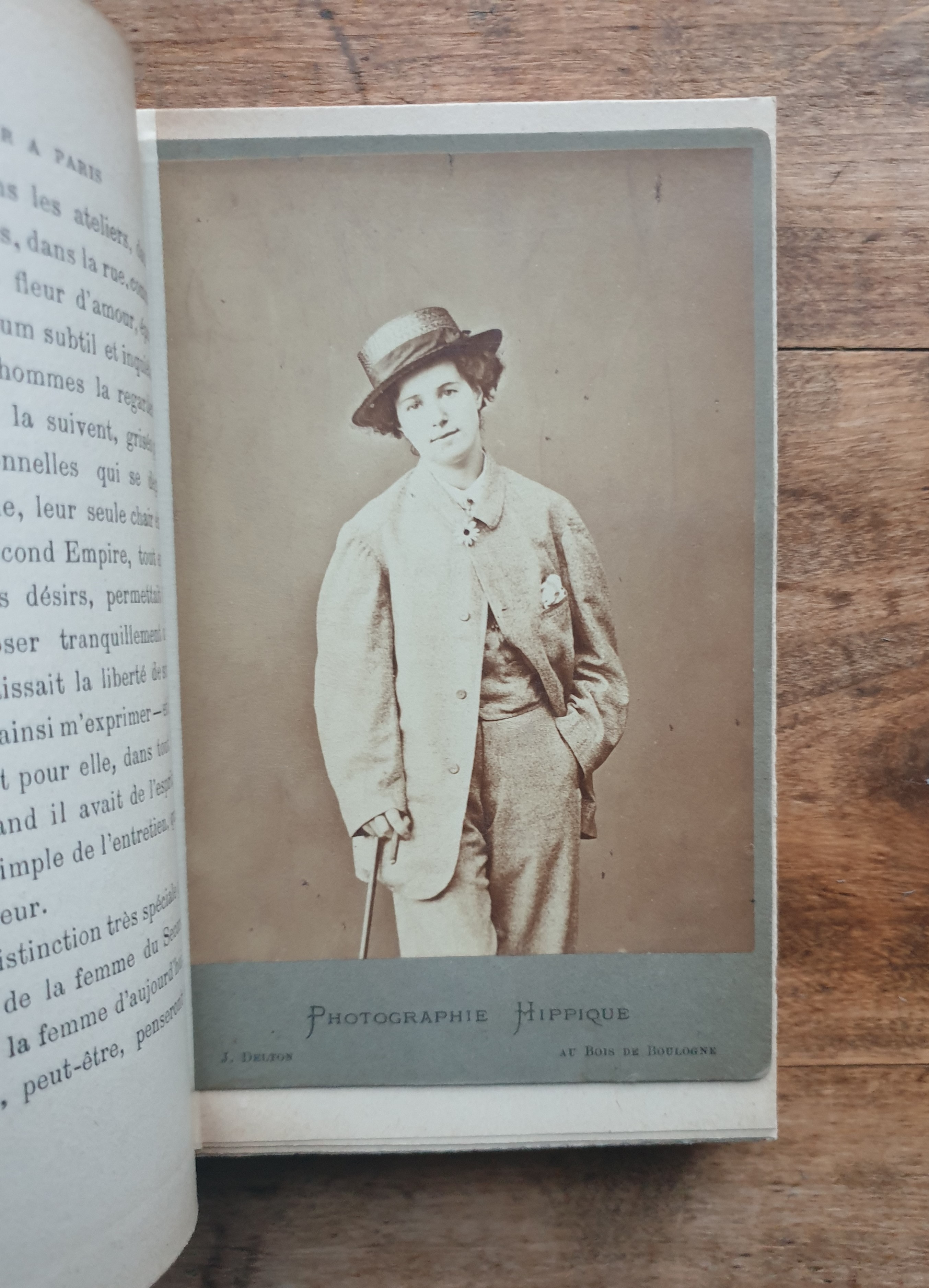 [Signé] L'Amour à Paris sous le Second Empire orné de 14 reproductions de photographies originales par Jean Delton LANO Pierre de [ ] [Couverture rig