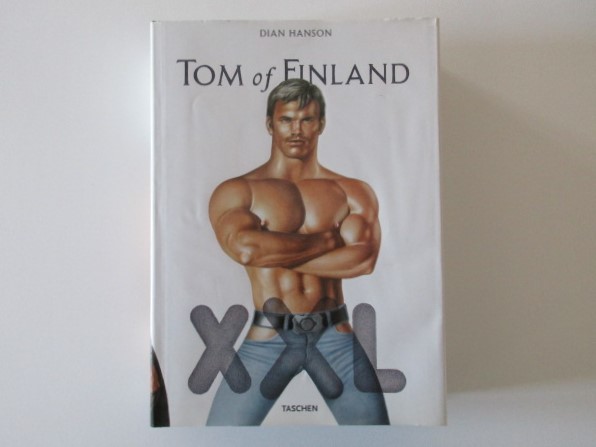 Tom of Finland XXL: TOM OF FINLAND-TRILINGUE (Extra large) by DIAN HANSON: Como Nuevo Encuadernación de tapa dura (2009) | Libros Fabulosos, etc. Tom of Finland XXL: TOM OF FINLAND-TRILINGUE (Extra large) by DIAN HANSON: Como Nuevo Encuadernación de tapa dura (2009) | Libros Fabulosos, etc.