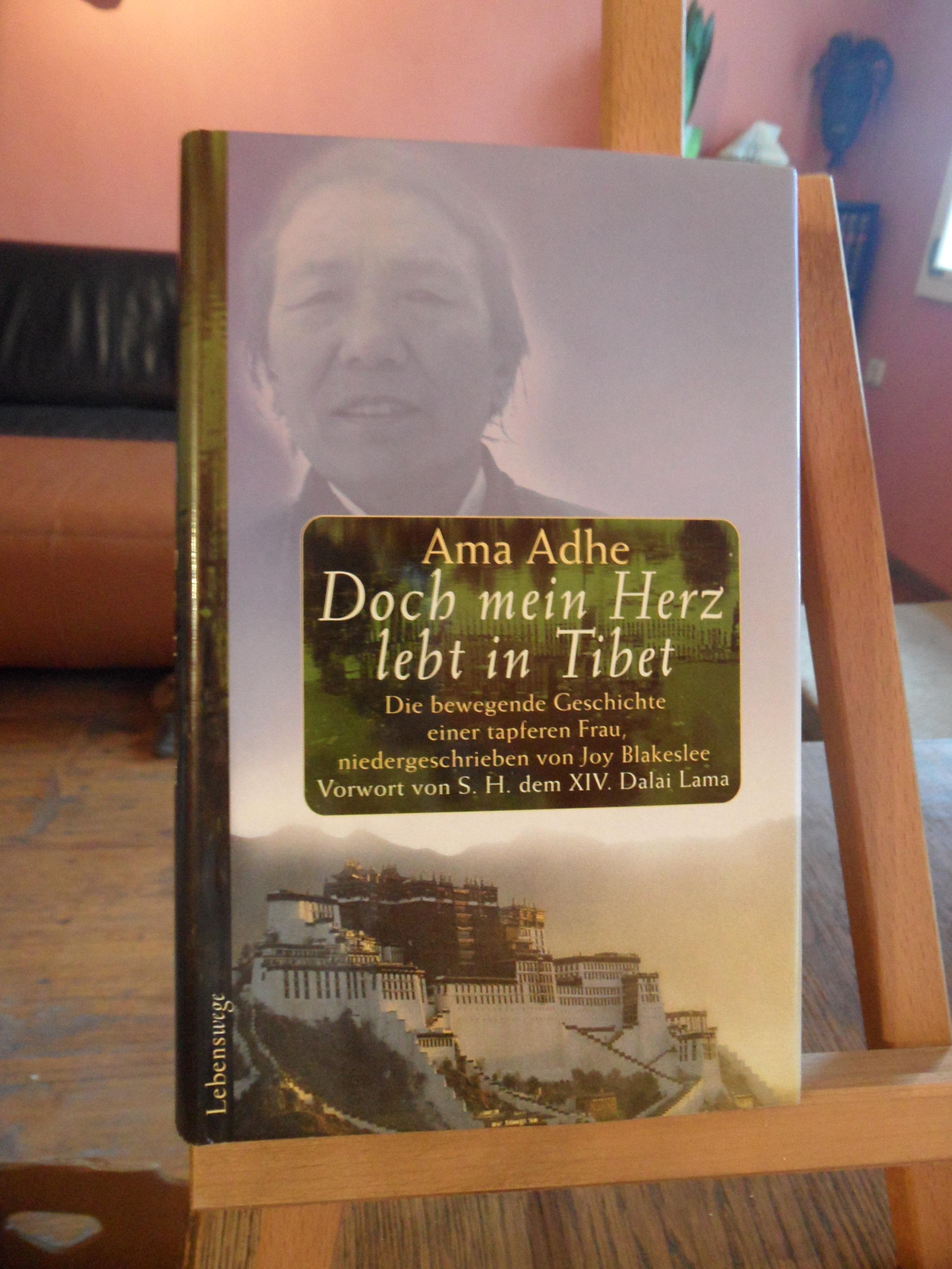 Doch mein Herz lebt in Tibet. Die bewegende Geschichte einer tapferen Frau, niedergeschrieben von Joy Blakeslee. - Adhe, Ama / Joy Blakeslee