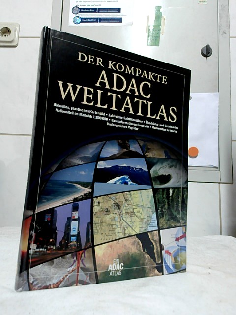 Der kompakte ADAC-Weltatlas : [aktuelles, plastisches Kartenbild ; zahlreiche Satellitenbilder ; Überblicks- und Detailkarten ; Nationalteil im Maßstab 1:800000 ; Basisinformationen Geografie ; hochwertige Artworks ; umfangreiches Register]. [Red.: Peter Schmidhuber ; Michael Steuer] / Ein ADAC-Atlas. - Schmidhuber, Peter