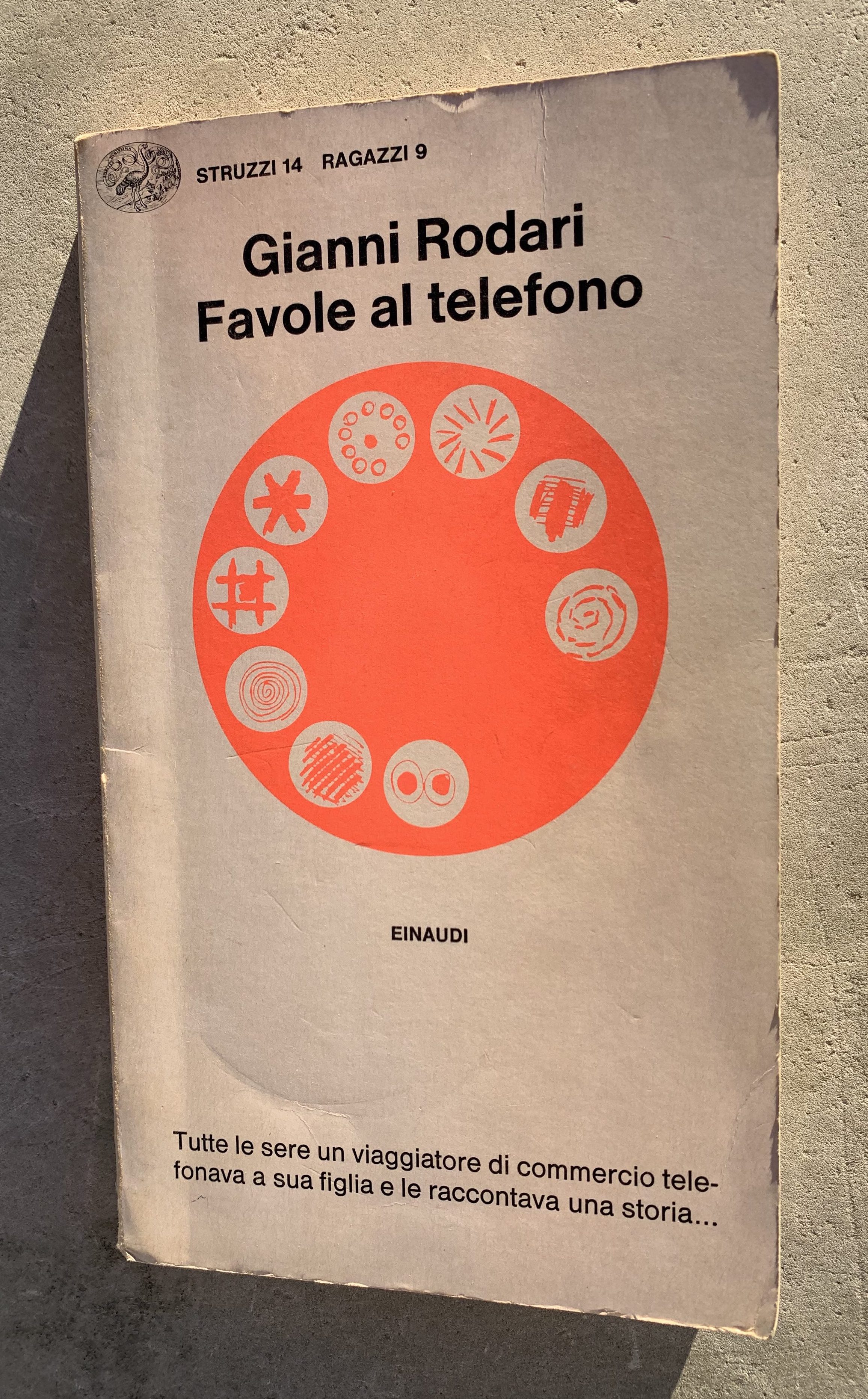 Favole al telefono. Tutte le sere un viaggiatore di commercio telefonava a  sua figlia e le raccontava una storia. by Rodari, Gianni/Giovanni Francesco  Rodari: Buono (Good) (1981)