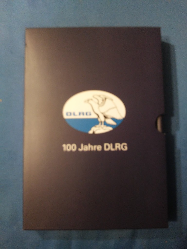 100 Jahre ehrenamtliches Engagement für die Gesellschaft. Chronik der DLRG 1913 -2013. (2 Bände im Schuber) Deutsche Lebens-Rettungs-Gesellschaft e.V.