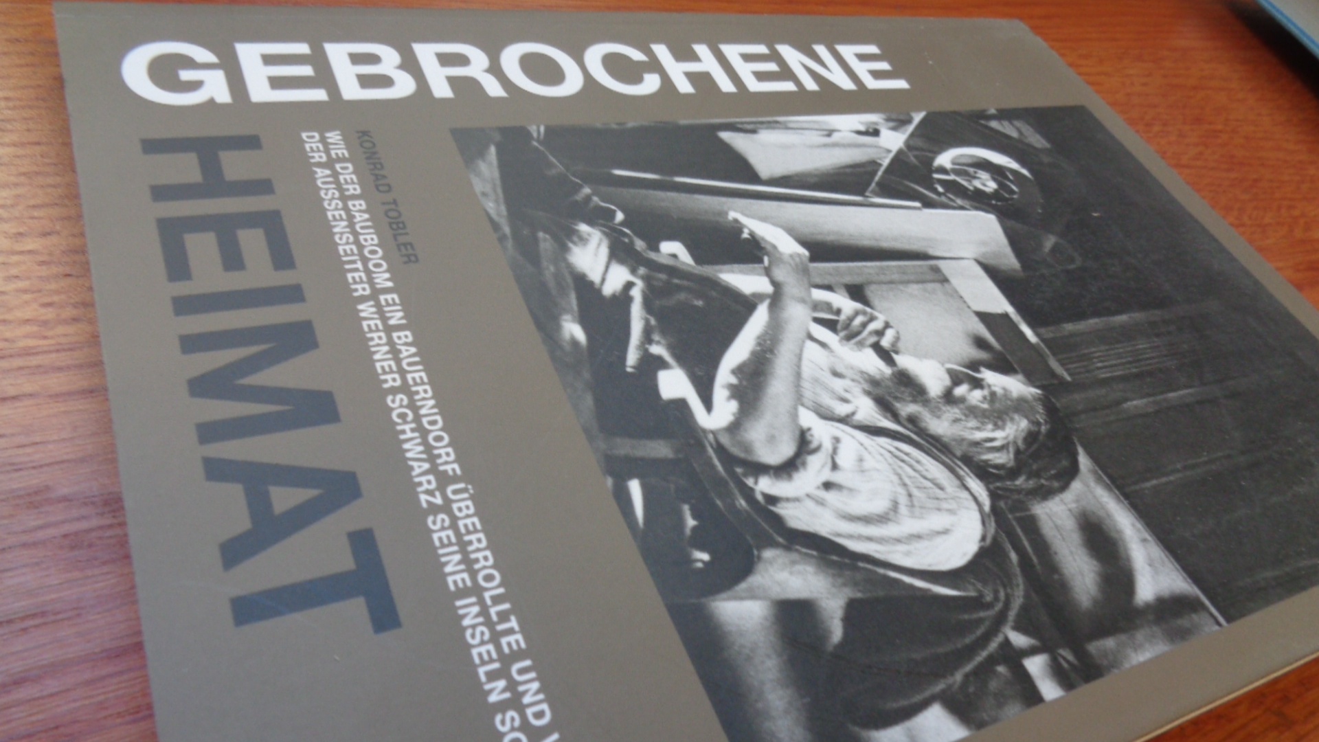 Gebrochene Heimat. Wie der Bauboom ein Bauerndorf überrollte und wi sich der Aussenseiter Werner Schwarz seine Inseln schuf - Tobler, Konrad