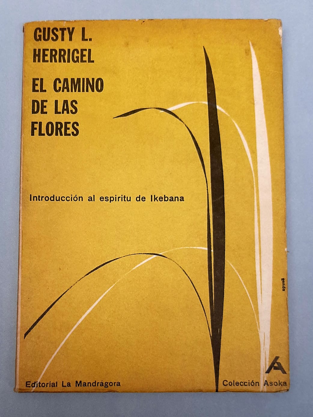 El Camino de las Flores. Introducción al espíritu de Ikebana. Versión castellana de Carlos Viola Soto (1922-?). de Gusty L. Herrigel: Muy bien Encuadernación de tapa blanda (1966) | Apartirdecero El Camino de las Flores. Introducción al espíritu de Ikebana. Versión castellana de Carlos Viola Soto (1922-?). de Gusty L. Herrigel: Muy bien Encuadernación de tapa blanda (1966) | Apartirdecero