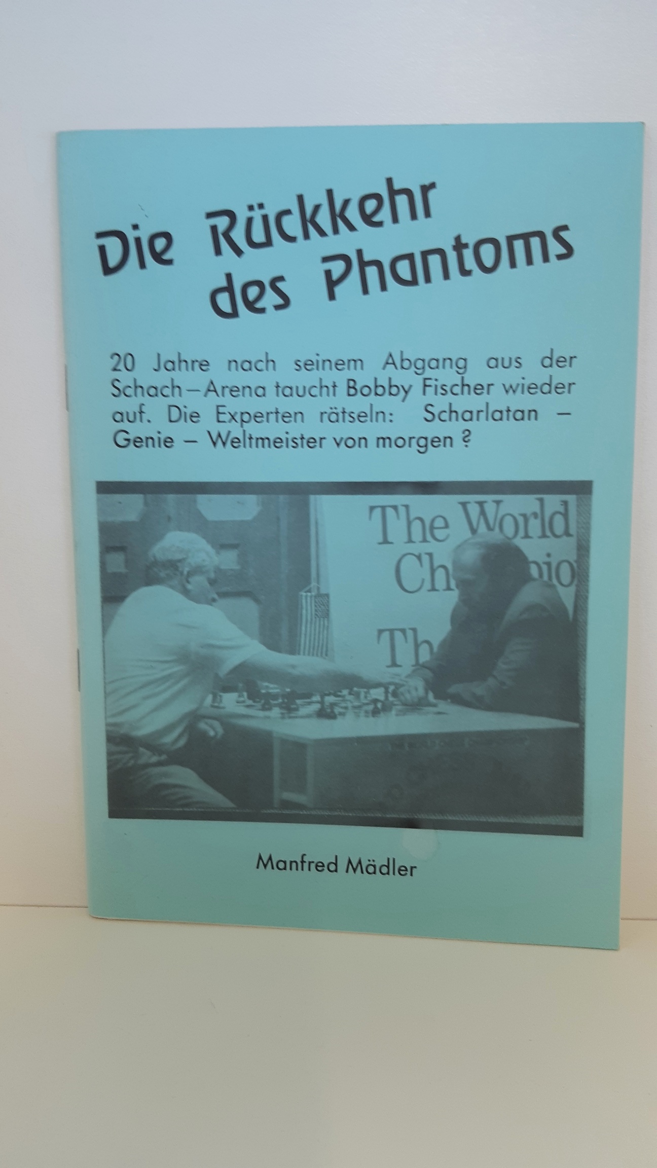 Die Rückkehr des Phantoms 20 Jahre nach seinem Abgang aus der Schach-Arena taucht Bobby Fischer wieder auf. Die Experten rätseln: Scharlatan - Genie - Weltmeister von morgen? - Manfred Mädler
