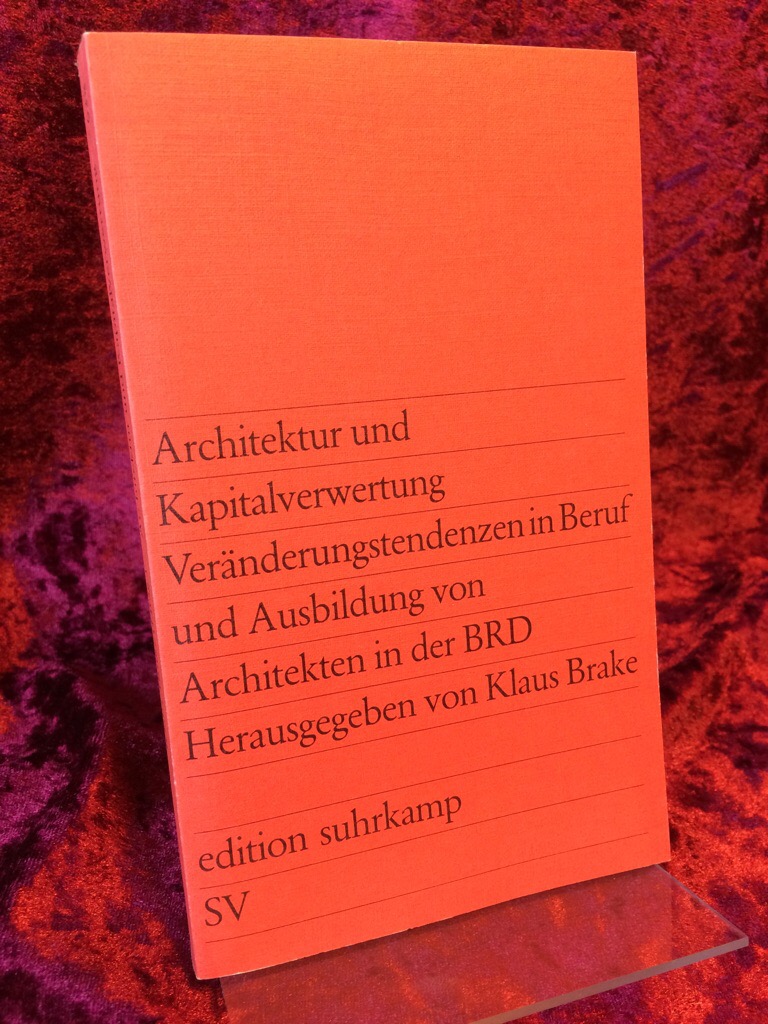 Architektur und Kapitalverwertung. Veränderungstendenzen in Beruf und Ausbildung von Architekten in der BRD. Mit Beiträgen von Klaus Brake. (= edition suhrkamp Nr. 638). - Brake, Klaus (Hrsg.)