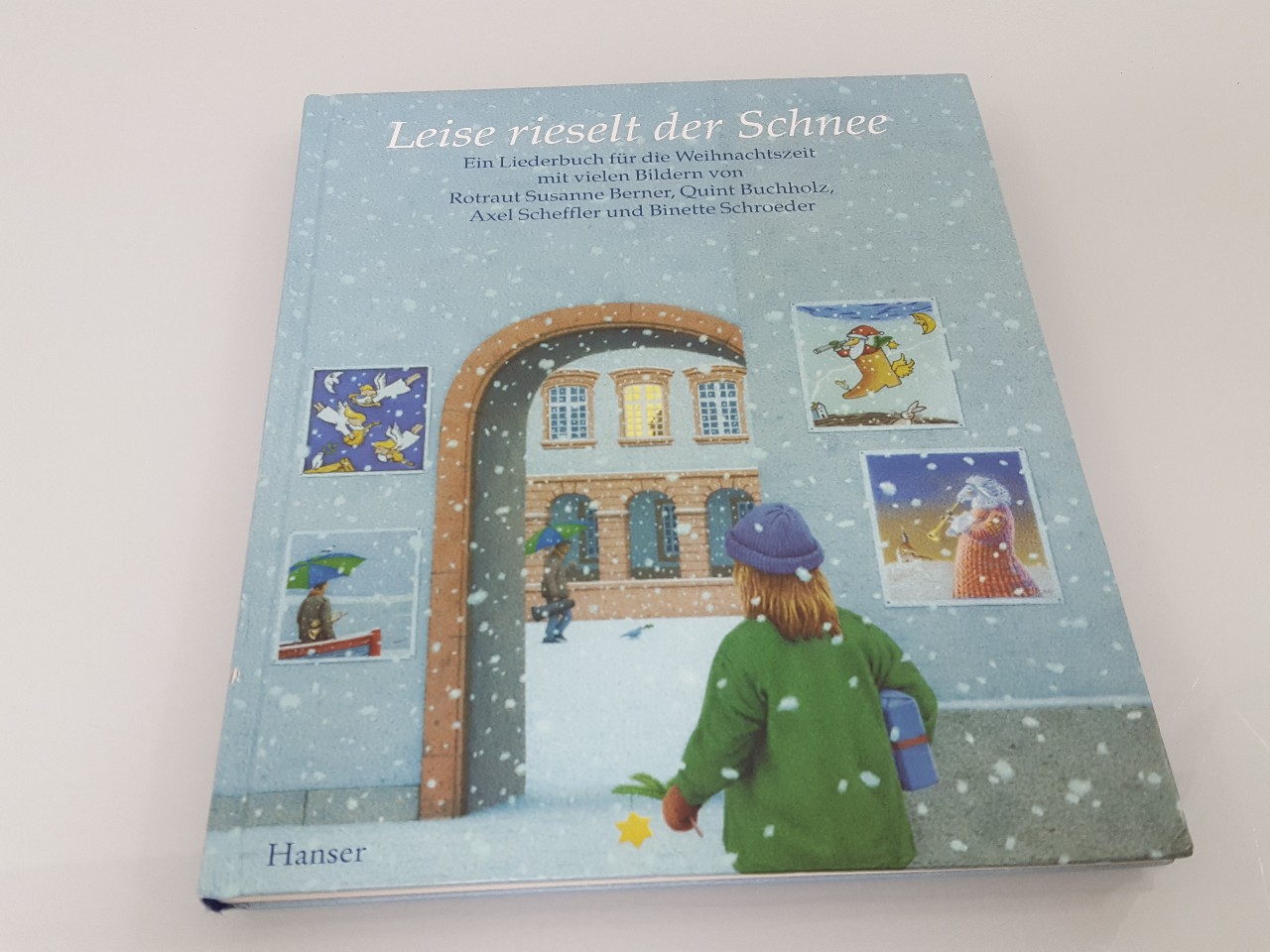 Leise rieselt der Schnee : ein Liederbuch für die Weihnachtszeit ; mit vielen Bildern von Rotraut Susanne Berner,? Quint Buchholz, Axel Scheffler und Binette Schroeder