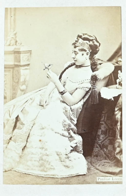 Original-Photographie cdv, Portrait auf Sessel. Lucca, Pauline (Lucka, Opernsängerin, 1841-1908): [ ] [Softcover]
