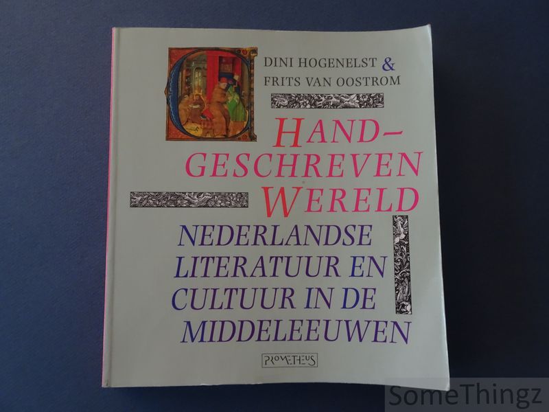 Handgeschreven wereld. Nederlandse literatuur en cultuur in de middeleeuwen. - Dini Hogenelst en Frits Van Oostrom.