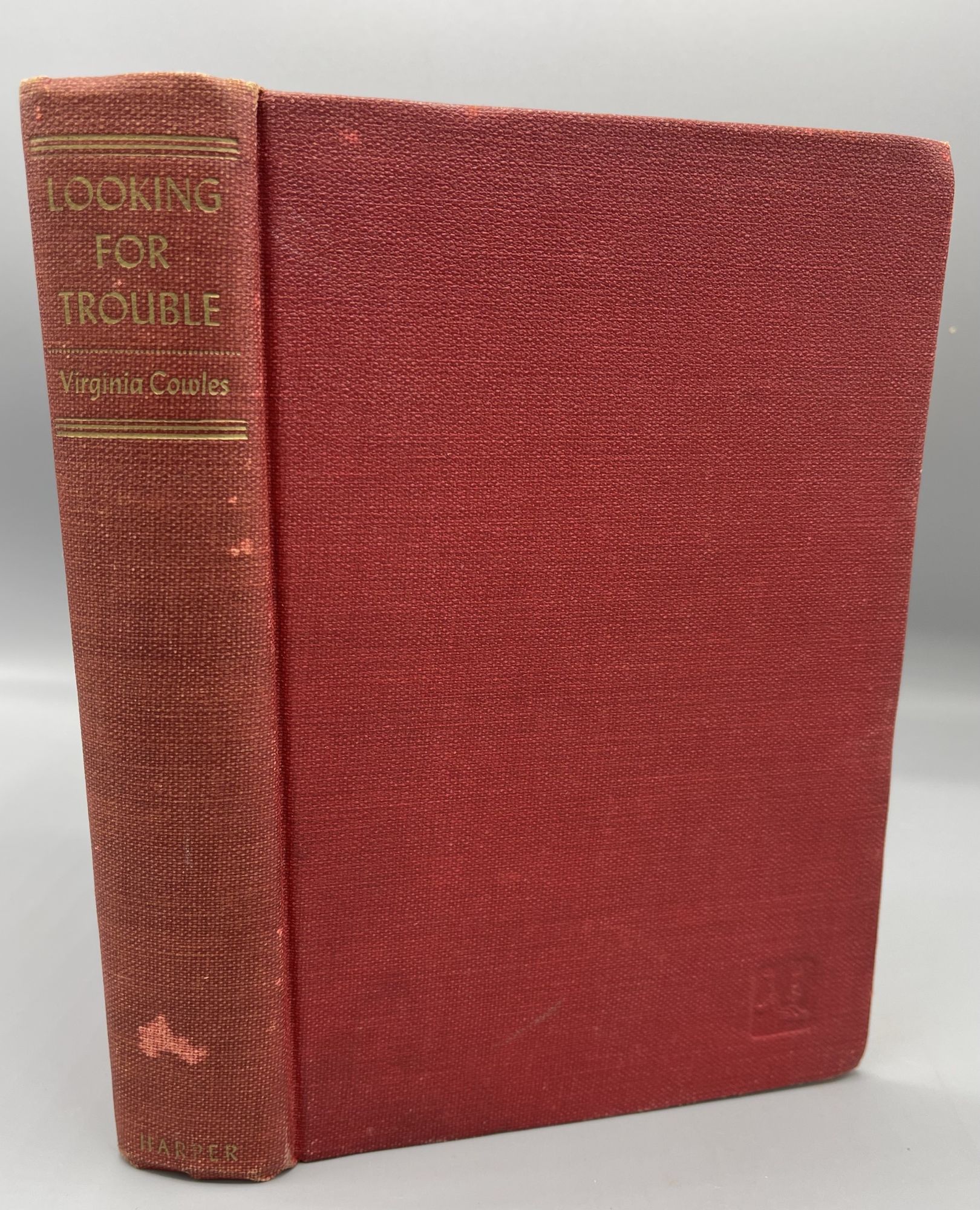 Looking for Trouble Cowles, Virginia [ ] [Hardcover] Hardcover, no dust jacket, red cloth, 440 pp plus index. Third edition. Memoir of life on wartime Europe's frontline by a trailblazing female reporter. Very good with mild discoloration to covers, toning to pages, owner inscription to front endpaper.