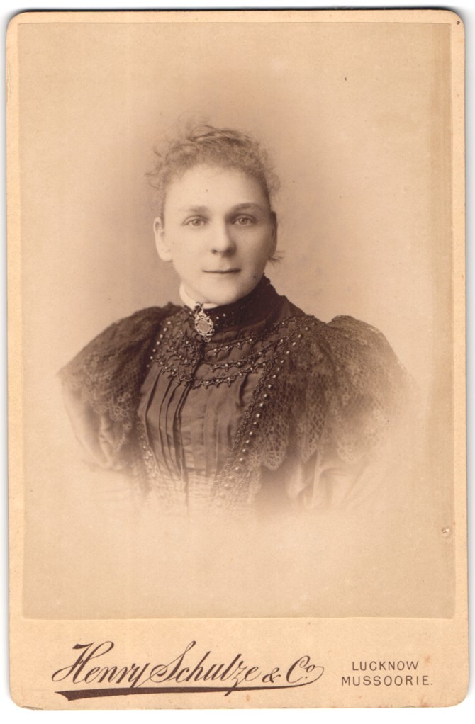 Fotografie Henry Schulze und Co., Lucknow Mussoorie, Junge Dame in besticktem Kleid mit Spitze [Very Good]
