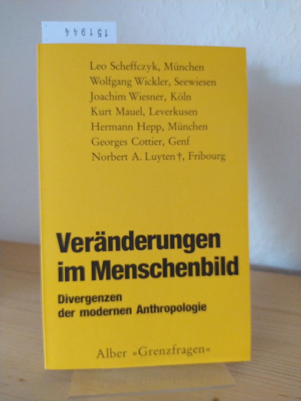 Veränderungen im Menschenbild. Divergenzen d. modernen Anthropologie. [Herausgegeben von Norbert A. Luyten und Leo Scheffczyk]. (= Grenzfragen, Band 15). - Luyten, Norbert A. (Hrsg.) und Leo Scheffczyk (Hrsg.)