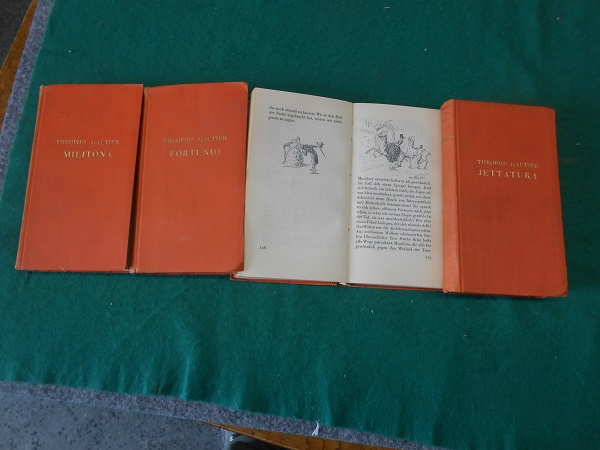 Fortunio. Jettatura. Militona. [3 v. 8 Bdn.] Gesammelte Werke. Mit 65, 51 und 61 [eingedruckte] Zeichnungen von Carl Max Schultheiss (* 1885 Nürnberg; † 1961 New York City), er war ein deutscher Grafiker, der seit 1940 in den Vereinigten Staaten tätig war. Ins Deutsche übertragen von Gabrielle Betz, Bernhard Jolles und Alastair]. Verfasser der französische Schriftsteller Théophile Gautier, Théophile Gautier (* 30. August 1811 in Tarbes, Département Hautes-Pyrénées; † 23. Oktober 1872 in Neuilly-sur-Seine bei Paris). Gesammelte Werke; [8]. - Gautier, Théophile, Gabriele Betz ( Übersetzung) und Bernhard Jolles (Übersetzer)