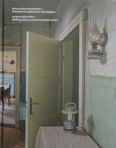 Dem Leben hinterher - Fluchtorte jüdischer Verfolgter = In pursuit of life - Hiding-places of persecuted Jews. Zweisprachig: Deutsch + Englisch. Ein Projekt des Fördervereins Blindes Vertrauen e.V. und der Stiftung Gedenkstätte Deutscher Widerstand. - Deutschkron, Inge