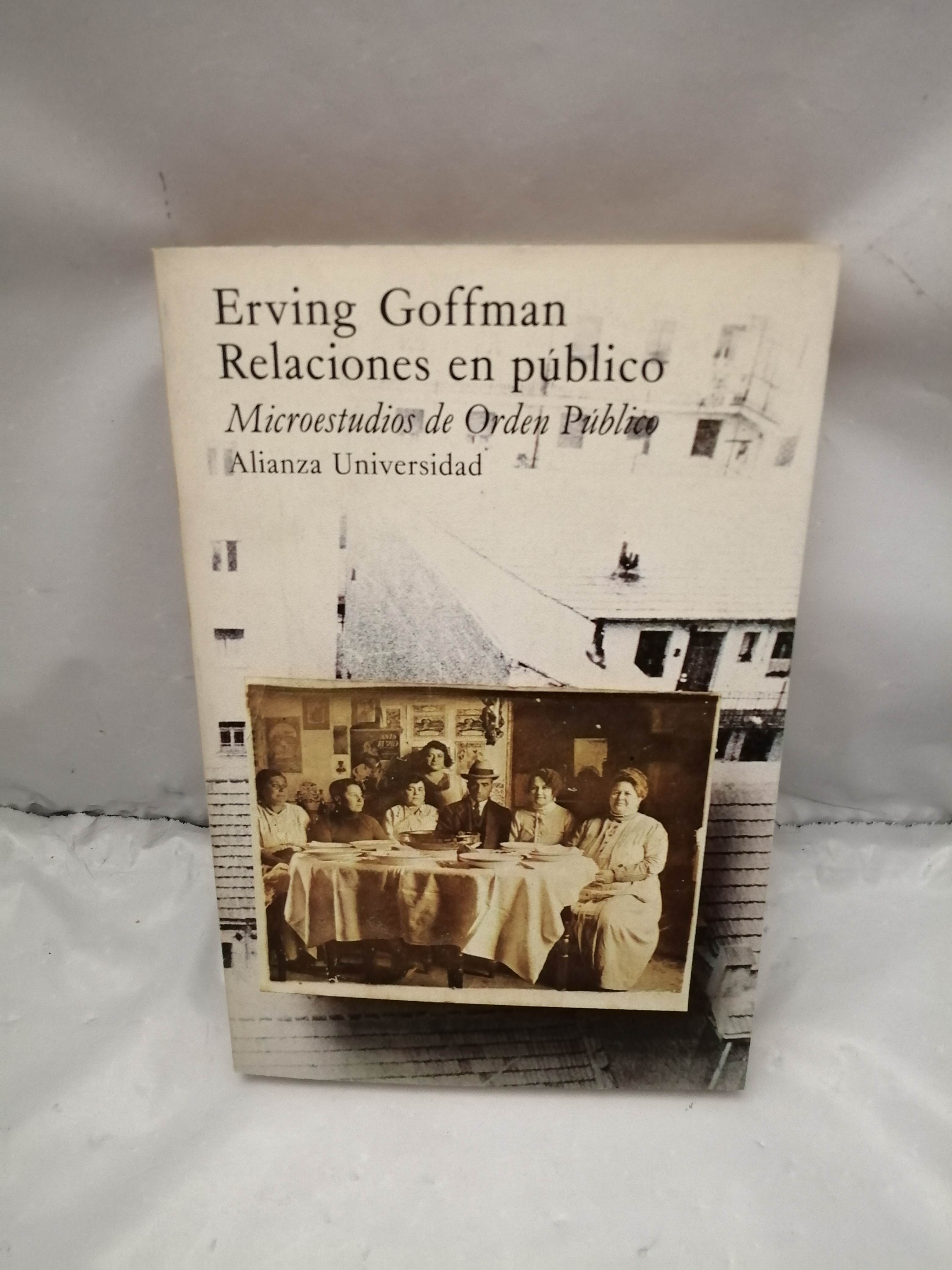 Relaciones en público. Microestudios de Orden Público (Primera edición, Col. Alianza Universidad) - Ervin Goffman