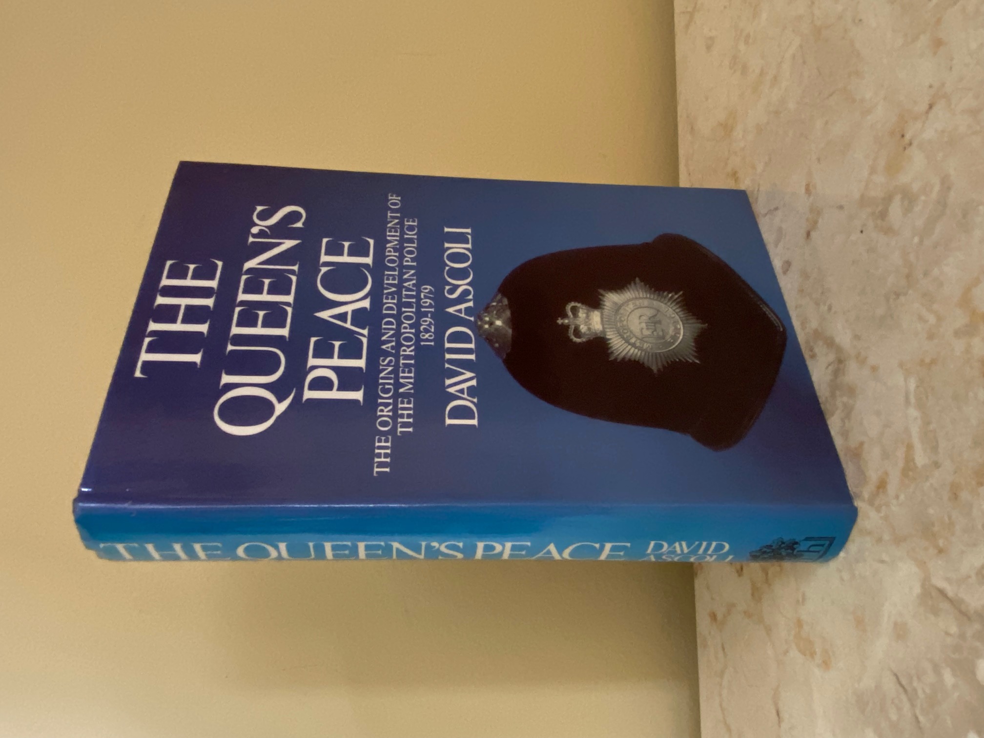 The Queen's Peace; The Origins and Development of The Metropolitan Police 1829-1979. - Ascoli, David