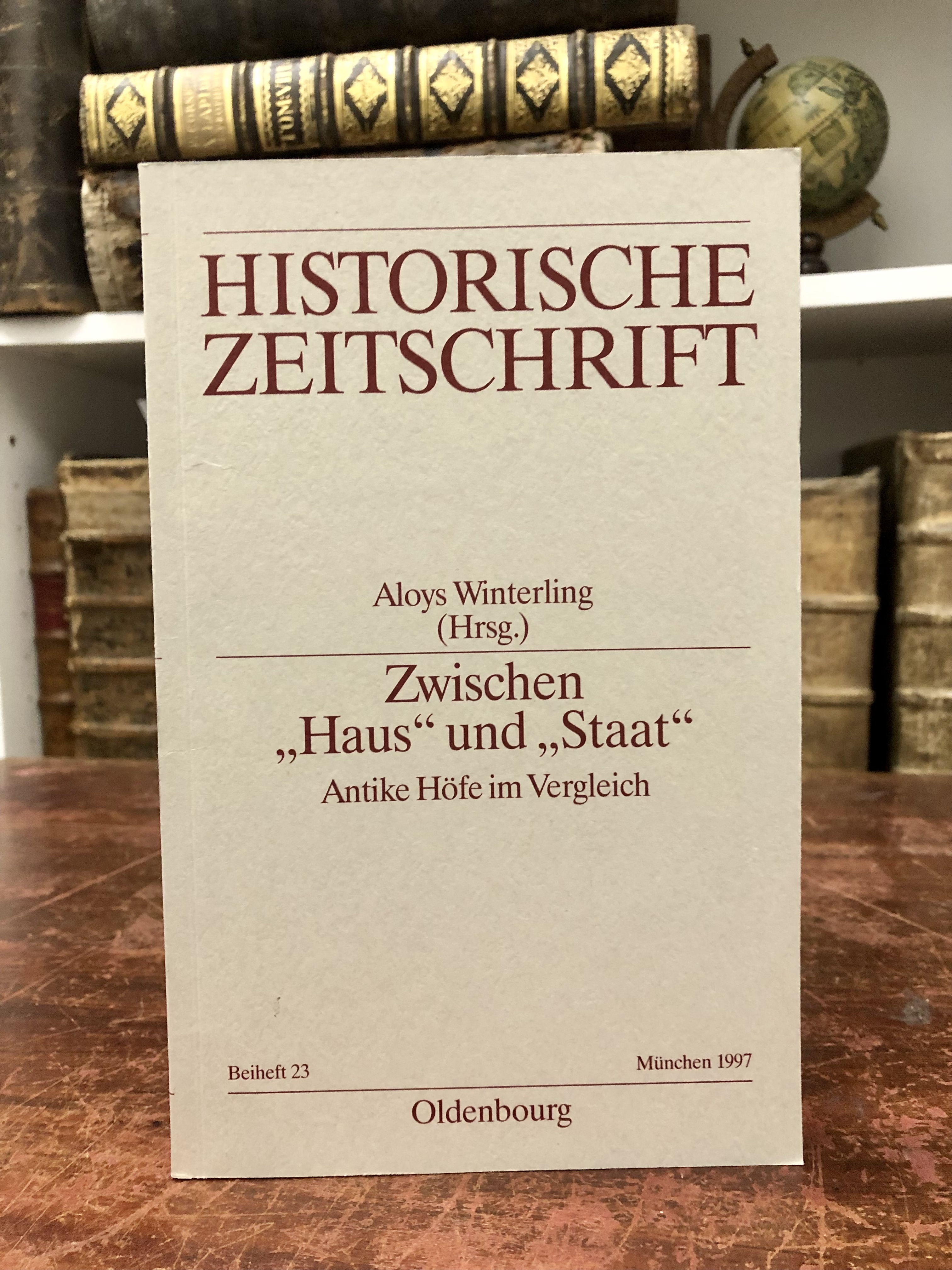 Zwischen Haus und Staat. Antike Höfe im Vergleich. (= Historische Zeitschrift, Beihefte, Band 23). - Winterling Aloys,