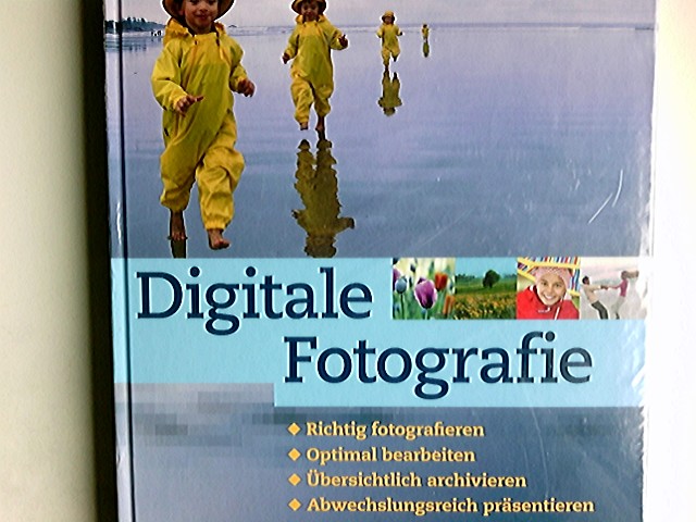 Digitale Fotografie : richtig fotografieren, optimal bearbeiten, übersichtlich archivieren, abwechlungsreich präsentieren. [Autoren: Christian Haasz. Unter Mitarb. von Kai Schwarz (Kap. 11 und 12)] - Haasz, Christian (Mitwirkender)